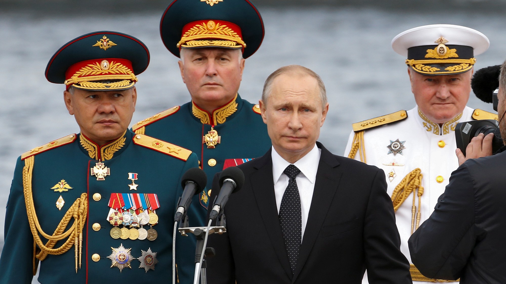 Zľava: Sergej Šojgu, Andrej Kartapolov, Vladimir Putin a Vladimir Koroľov
