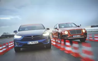 Wolty kontra oktany - Tesla Model X i Bentley Bentayga W12