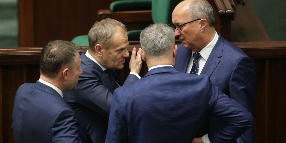 Czołowi politycy koalicji rządzącej podczas posiedzenia Sejmu pod koniec 2023 r.