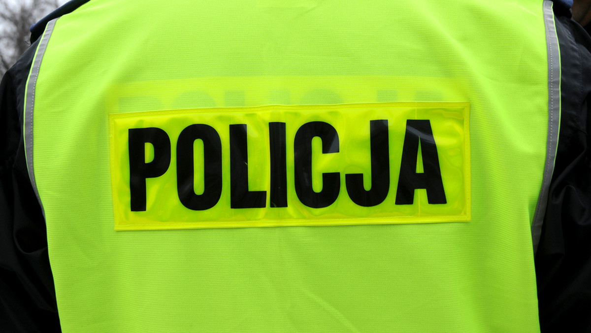Policja zatrzymała 51-letniego mężczyznę, należącego do grupy, której członkowie - podając się za policjantów i prokuratora - wyłudzili kilkaset tys. zł - poinformowała krakowska prokuratura.