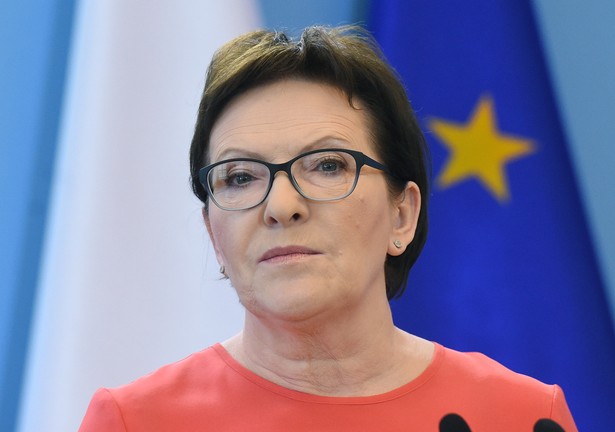 Premier Ewa Kopacz podczas konferencji prasowej po spotkaniu zespołu zarządzania kryzysowego w Rządowym Centrum Bezpieczeństwa