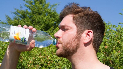 Hihetetlen, de igaz: napi 20 liter vizet kell innia, vagy meghal