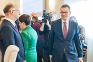 Piotr Wawrzyk i Mateusz Morawiecki na posiedzeniu rządu