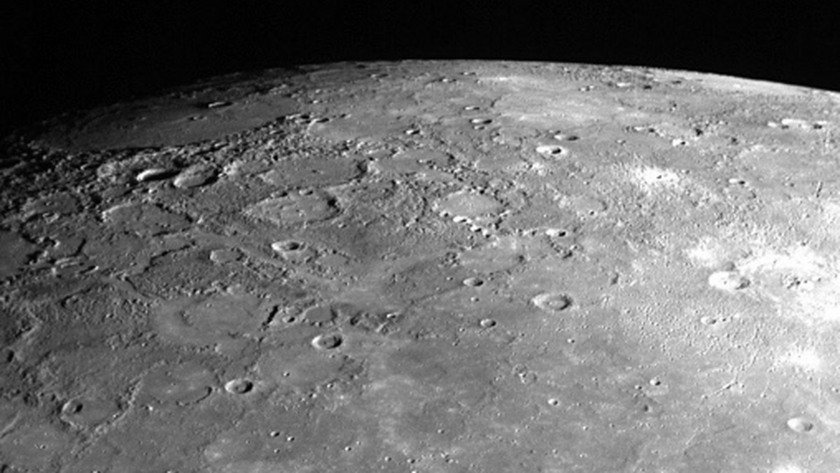 Sonda kosmiczna Messenger, wypełniająca od 2004 r. kosmiczną misję NASA, dokonała przełomowego odkrycia przelatując obok Merkurego. Sonda krążąca wokół planety dokonała pomiarów, które określiły zawartość sodu, potasu i wapnia, a także odkryła duże ilości wody - informuje serwis planetary.org.