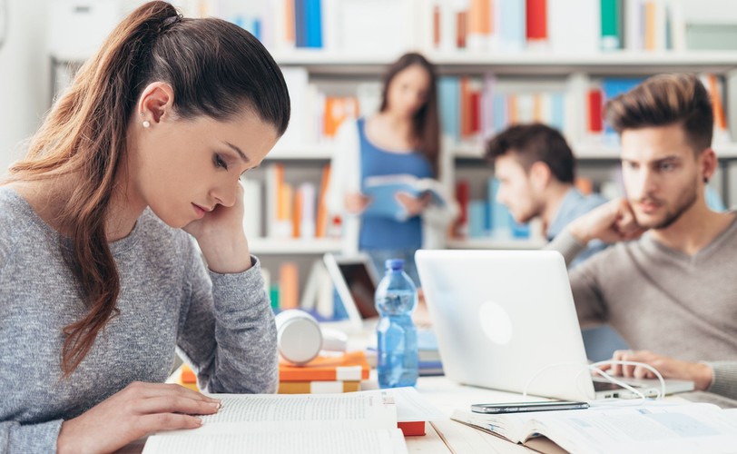 <b>Zapomoga</b>
<br>
<br>
Student, który z przyczyn losowych znalazł się przejściowo w trudnej sytuacji materialnej, może również ubiegać się o zapomogę. Chodzi o zdarzenia losowe, jak śmierć lub ciężka choroba studenta bądź członka rodziny czy klęski żywiołowe (np. pożar, powódź), ale pomoc można też otrzymać z okazji urodziny dziecka czy z powodu utraty pracy najbliższego członka rodziny.
<br>
<br>
Uczeń może się starać o ten typ pomocy maksymalnie dwa razy w ciągu roku akademickiego, wysokość wsparcia ustalają poszczególne uczelnie.