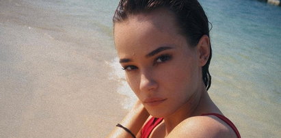 Natalia Szroeder pozuje w czerwonym bikini na plaży. Pokazała jeszcze więcej niż dotychczas