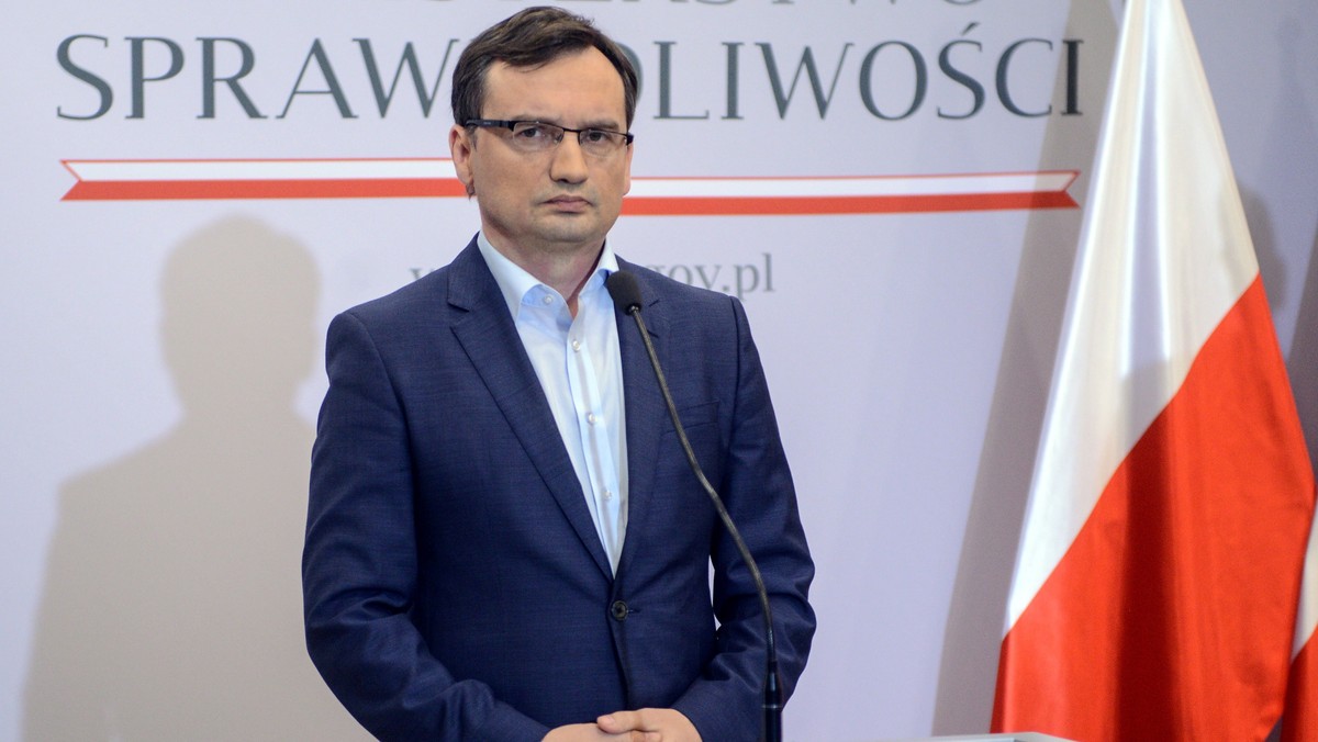 Minister sprawiedliwości uważa, że opinia KRS, jakoby nowa ustawa o Krajowej Radzie Sądownictwa była niezgodna z konstytucją, jest tylko próbą bronienia "szerokich immunitetów", które posiadają sędziowie. Ziobro uważa, że nowelizacja nie kłóci się z ustawą zasadniczą i ma w założeniu sprawić, że zyskają "uczciwi sędziowie, których nie brakuje" - mówił na antenie Polsat News.