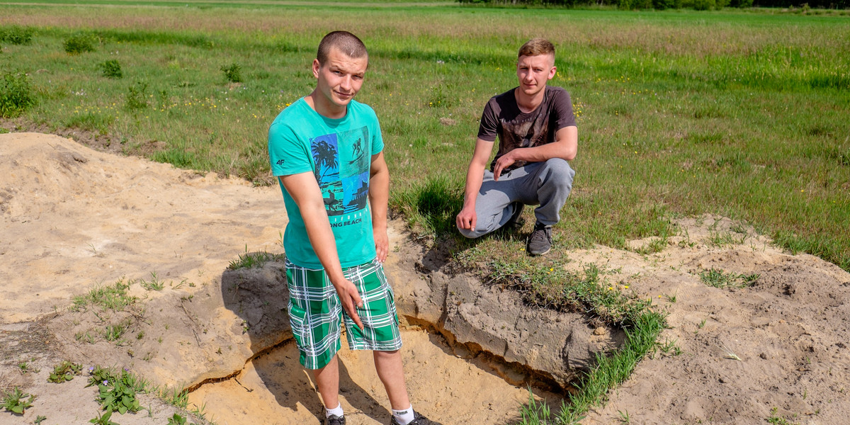 Skarb pod Piotrkowem Trybunalskim. Albert Kaniowski i Patryk Wnuk odkryli naszyjnik z epoki brązu