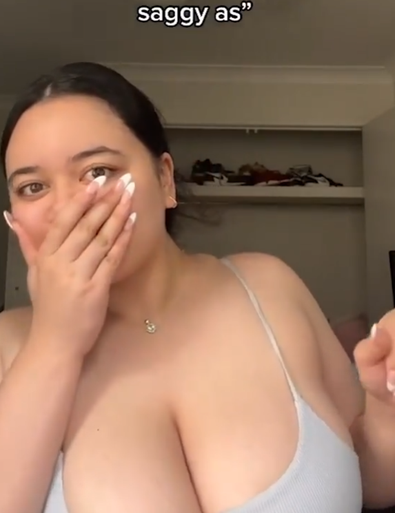 Carragh Mahuika má prirodzene veľké prsia. 