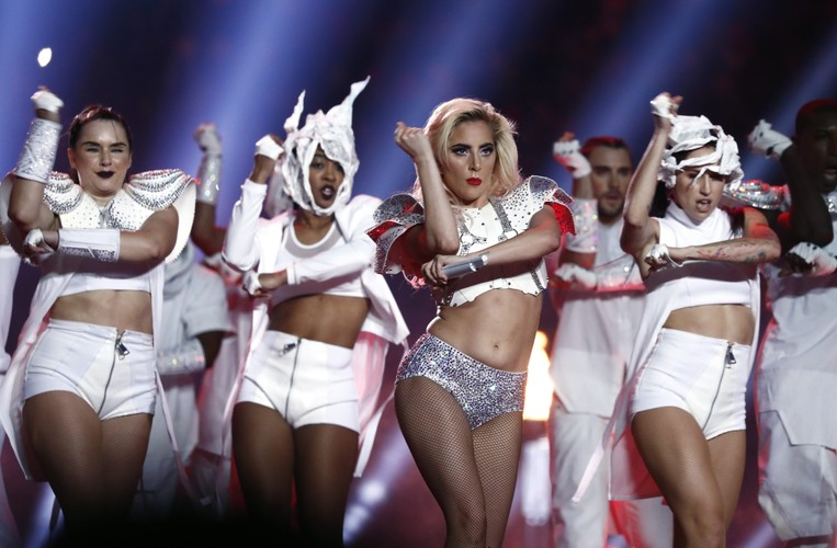 Lady Gaga podczas występu na Superbowl