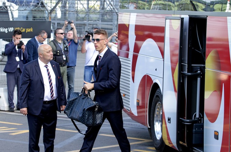 Elegancja Francja. Kadrowicze Nawałki 'pod krawatem' polecieli na ME