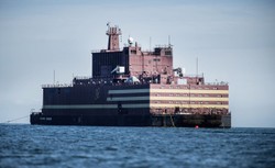 To pierwsza na świecie pływająca elektrownia atomowa. Ekolodzy ostrzegają przed rosyjskim "Pływającym Czarnobylem"