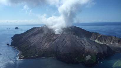 Katonák próbálják kihozni az új-zélandi vulkánkitörés áldozatainak holttestét, de többekről nem tudják, hol lehetnek
