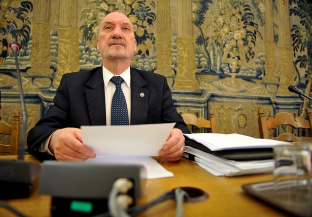 Macierewicz wygrał z Agorą