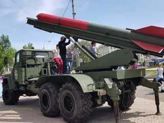 „Śnieżynka”. Jedna z rakiet produkcji donbaskiej na pokazie w Doniecku