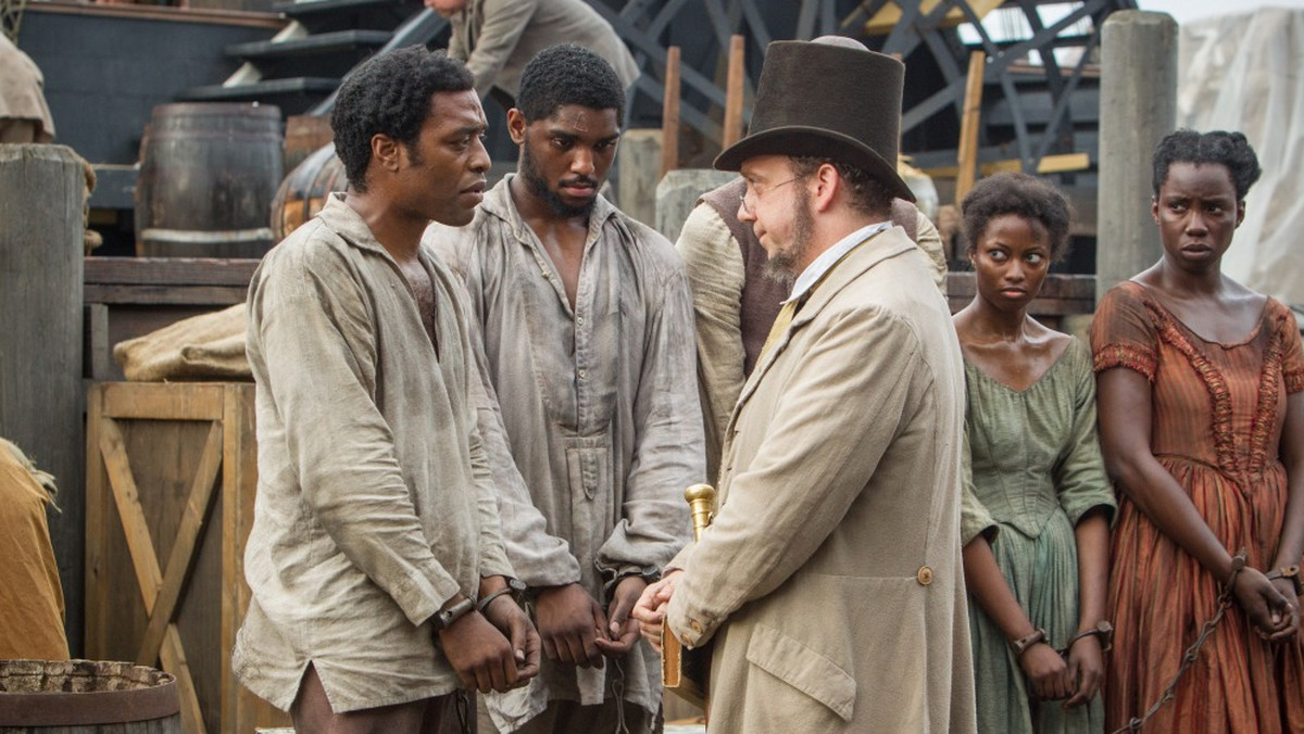 Film "Zniewolony. 12 Years a Slave" w reżyserii Brytyjczyka Steve'a McQueena zyskał uznanie krytyków na całym świecie. W "New Yorkerze" opisano obraz jako "bez wątpienia najlepszy film fabularny o niewolnictwie w Ameryce". Jednak w Stanach Zjednoczonych wielu pyta, dlaczego dopiero brytyjski artysta zdołał ukazać haniebną przeszłość USA z taką siłą wyrazu i dokładnością historyczną. Magazyn "Variety" napisał wręcz, że to wstyd, iż żaden amerykański reżyser "nie zdołał wcześniej spojrzeć prawdzie w oczy".