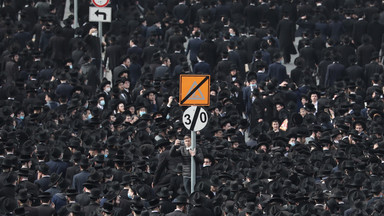 Mimo lockdownu 10 tys. osób uczestniczyło w pogrzebie ultraortodoksyjnego rabina