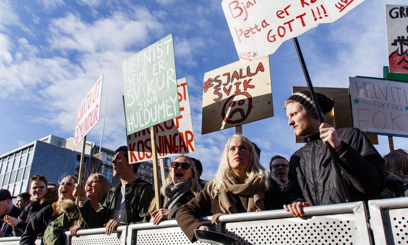 TŁUM DOMAGAŁ SIĘ DYMISJI PREMIERA. Tysiące osób na ulicach Reykjavíku