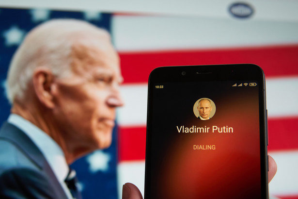 Joe Biden i telefon od Władimira Putina