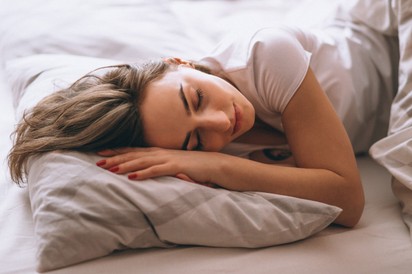 Miért lehet kevés valakinek 8 óra alvás, miközben másnak 5 óra is elég? Az orvos elmagyarázza