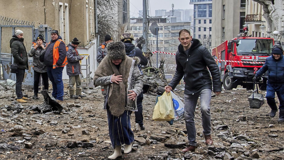 Ewakuacja cywilów ze zniszczonego w trakcie rosyjskiego ataku budynku. 5 luty 2023 r.