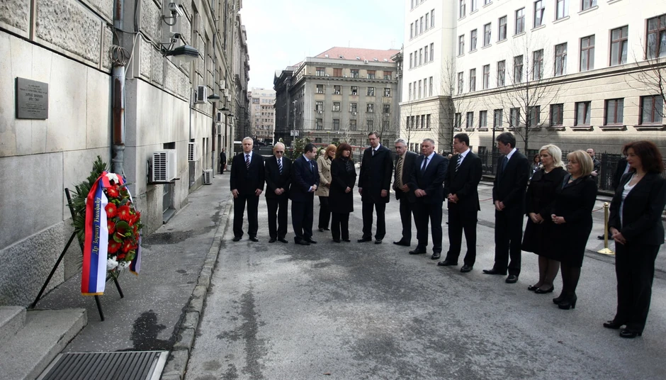 Članovi Vlade odaju počast Đinđiću