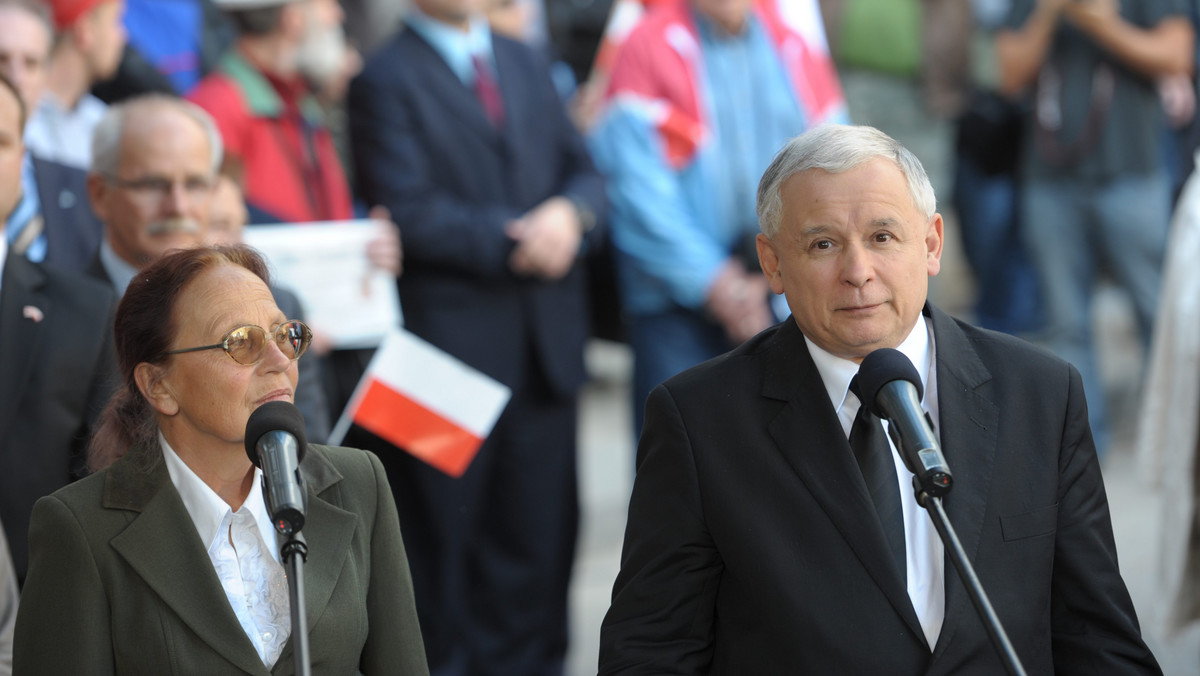 Pięciu byłych szefów MSZ wydało wspólne oświadczenie, w którym wyrazili solidarność z kanclerz Niemiec Angelą Merkel. "Czujemy się w obowiązku wyrazić głęboki sprzeciw wobec ostatnich wypowiedzi prezesa Jarosława Kaczyńskiego o stosunkach polsko-niemieckich" — napisali.