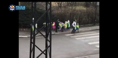 Przerażające wideo! Dzieci wchodzą na pasy, aż tu nagle...