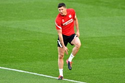 Robert Lewandowski na treningu trafił piłką w... smartfona