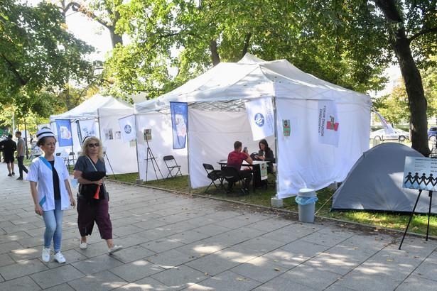 Protest pracowników ochrony zdrowia w tzw. "białym miasteczku" przed siedzibą KPRM