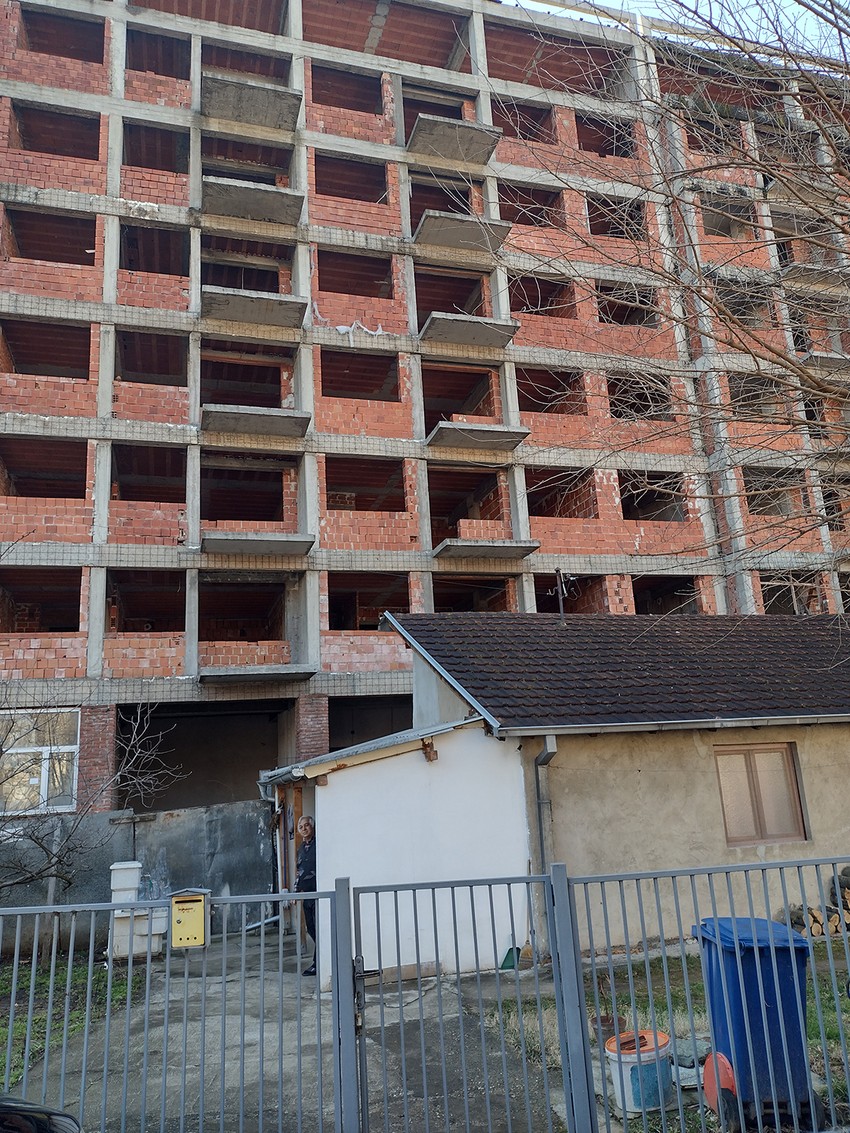 Milorad i Snežana Savić zive ispod zgrade u ulici Branka Krsmanovića