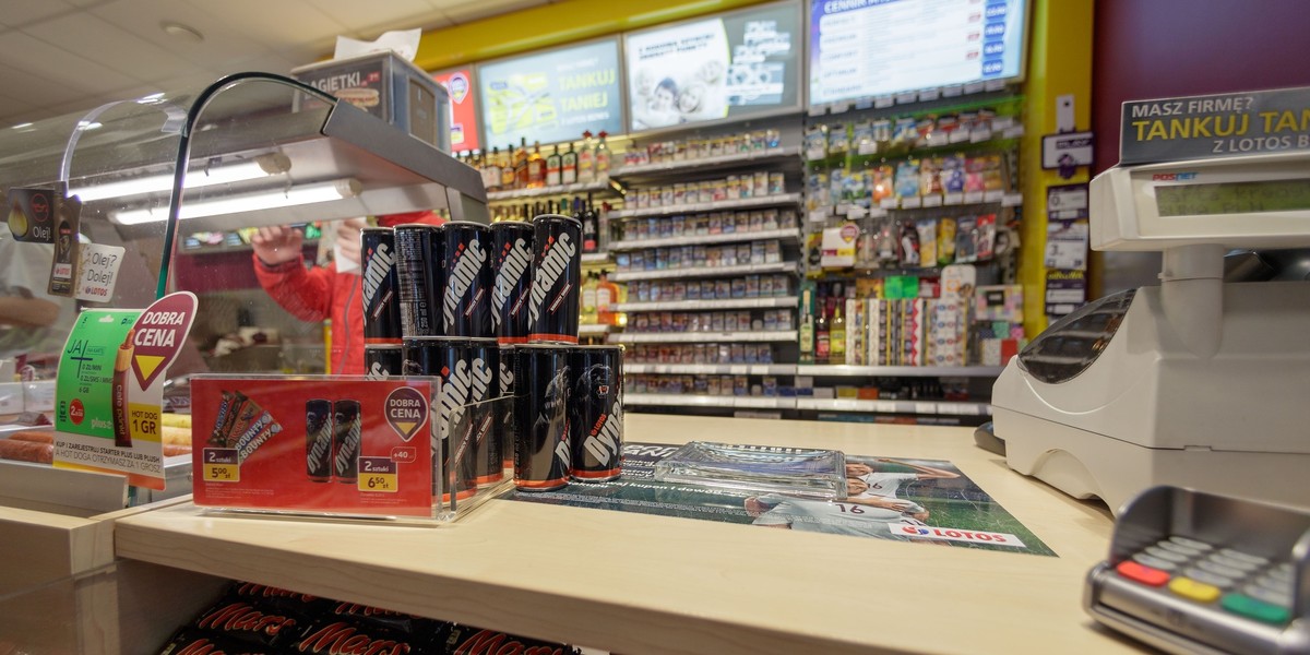 Gdy dyskonty, hipermarkety i centra handlowe tracą na zakazie handlu, zyskują sklepy na stacjach paliw