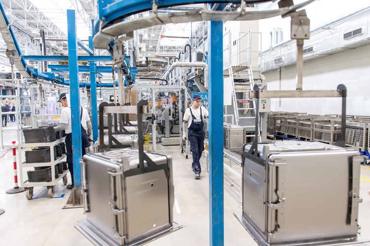 W sprzedaży wrocławskich zakładów niemieckiej firmie przez kilka miesięcy trwał impas. Na sprzedaż zgodziła się rada wierzycieli oraz wrocławski sąd gospodarczy, ale umowy nie chciała podpisać syndyk Teresa Kalisz. Czterokrotnie odmówiła podpisania przedwstępnej umowy sprzedaży, ponieważ uznała, że oferta kupna za 90 mln zł - złożona przez BSH Bosch Siemens - jest 'skrajnie niekorzystna'. <br><br> pdo/ pad/<br>fot. (mk/nlat) PAP/Maciej Kulczyński