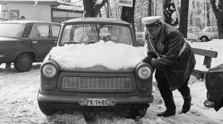 A Trabi nem volt fázósoknak való, egy hosszú út vége felé kezdett belangyosodni - 1977 / Fotó: Fortepan-Bojár Sándor