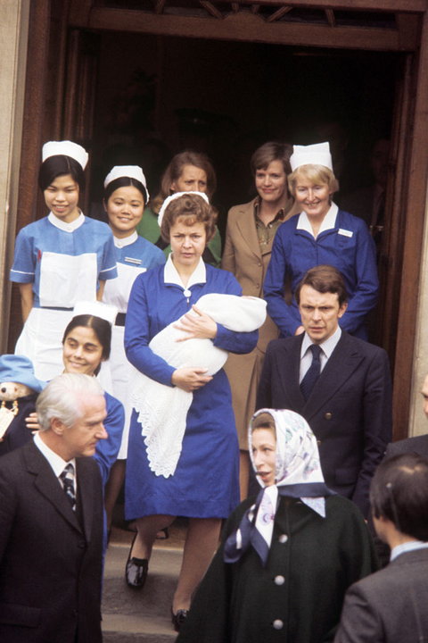 Pierwsze zdjęcia kolejnych członków rodziny Windsorów: księżniczka Anna z córką Zarą Philips (obecnie Tindall) w 1981 r.