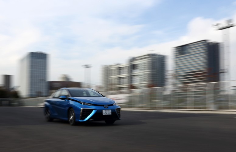 Problemem może okazać się natomiast znalezienie stacji paliwowej sprzedającej wodór. Obecnie w Japonii działa ok. 30 takich punktów (w pobliżu największych aglomeracji). Pojedyncze stacje tankowania wodoru działają również w Stanach Zjednoczonych,  Niemczech oraz Wielkiej Brytanii.