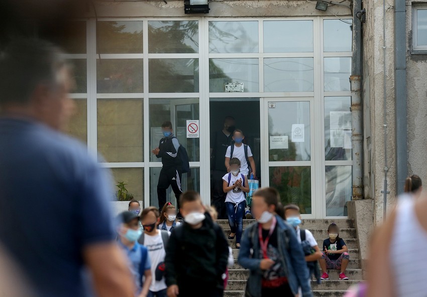 "Blic" ispred škole u Železniku