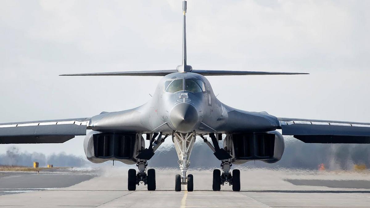 Bombowiec B-1B Lancer W Polsce. Pierwsze Europejskie „gorące Tankowanie”