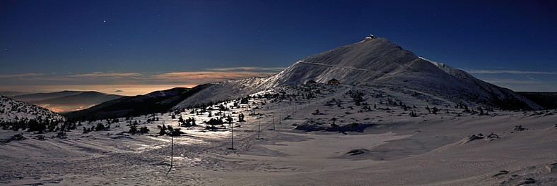 Śnieżka w świetle księżyca