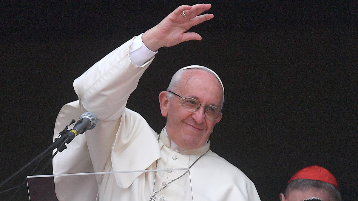 Papież Franciszek w liście do Argentyńczyków, który watykaniści uznali za bezprecedensowy, przeprosił ich za gesty, którymi poczuli się urażeni. Przesłanie jest odpowiedzią na życzenia, jakie wystosowali do niego politycy, duchowni i działacze społeczni.