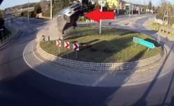 Jest wyrok za "skok" Suzuki przez rondo, kierowca-lotnik zniszczył teren kościoła