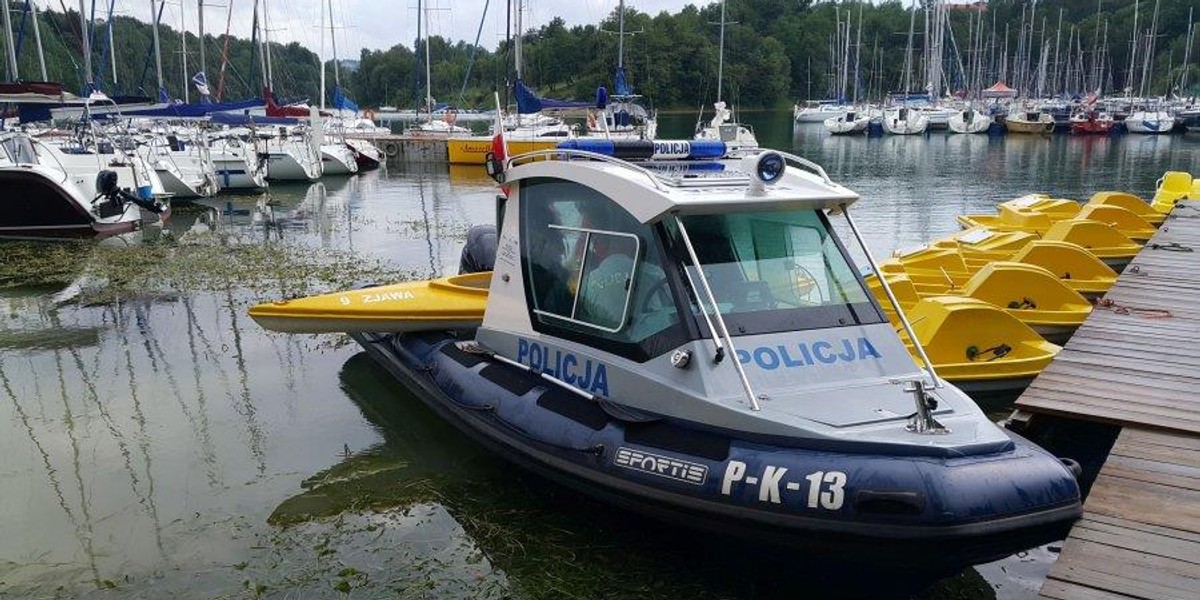 Akcję na Jeziorze Solińskim przeprowadzili policjanci z wodnego posterunku