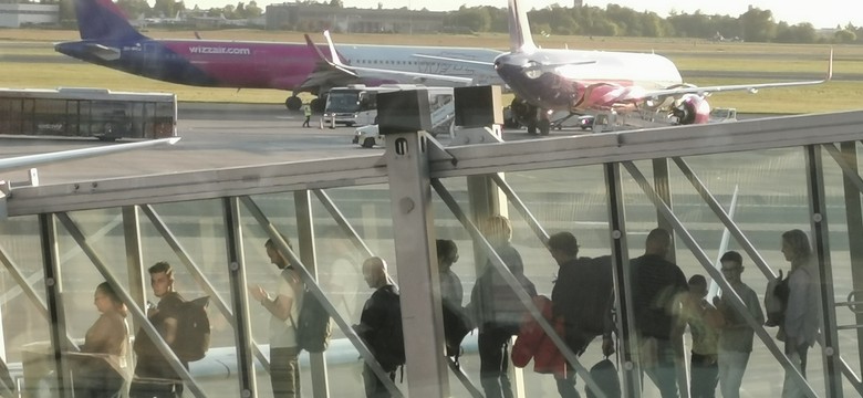 Ewakuacja pasażerów z Lotniska Chopina na Okęciu w Warszawie. Zamknięte dojazdy