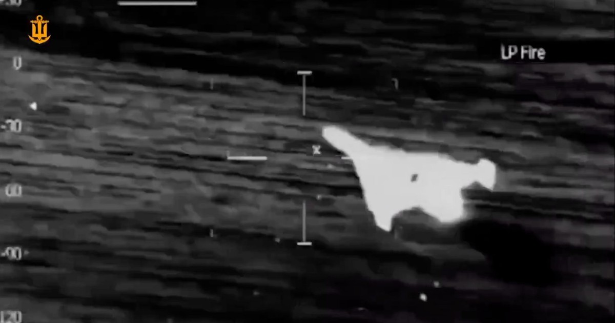 Videos show how Ukrainian helicopter crews use machine guns to hunt ...