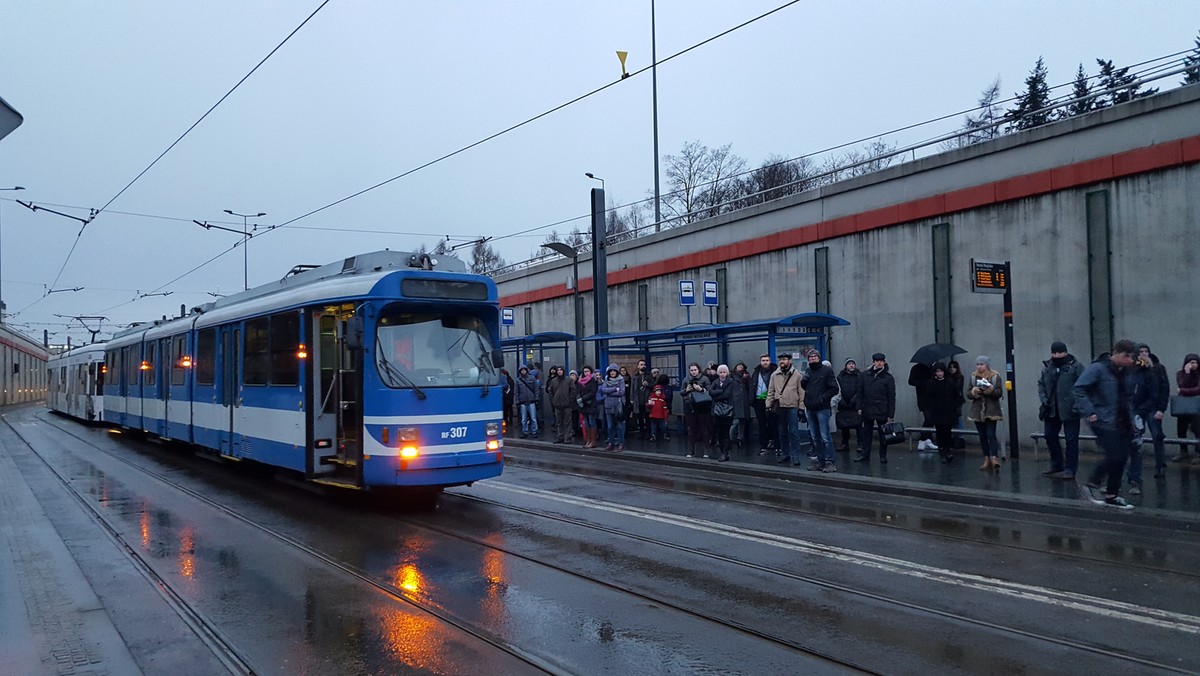 Trudny poranek dla pasażerów miejskiej komunikacji. O poranku musieli się liczyć oni z dużymi utrudnieniami w kursowaniu tramwajów.