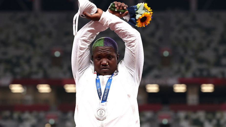 Raven Saunders ze srebrnym medalem igrzysk olimpijskich w Tokio