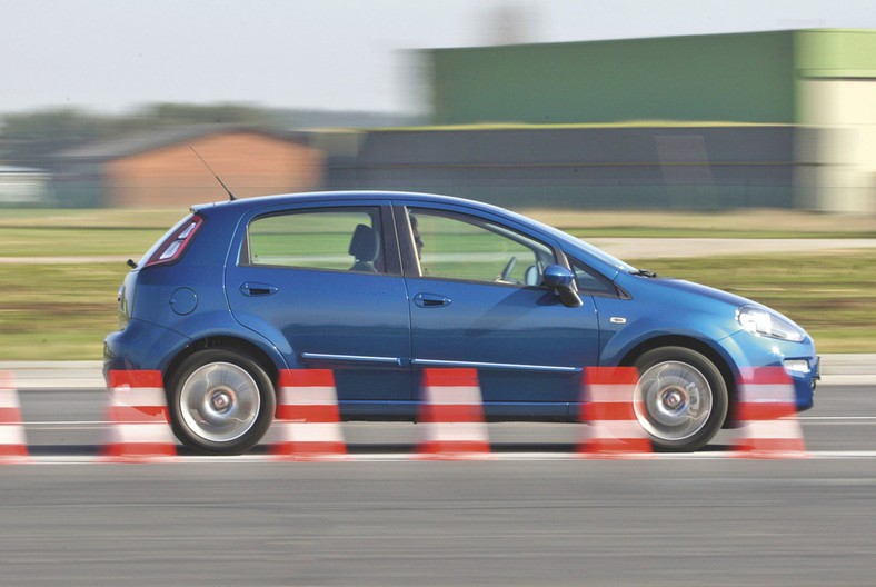 Peugeot 208 kontra Fiat Punto i Chevrolet Aveo: lew ruszył na łowy