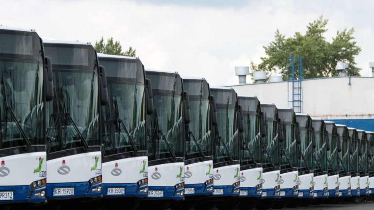 W przyszłym roku na krakowskie ulice wyjedzie kolejna partia nowoczesnych autobusów – tym razem będzie ich 77 nowoczesnych Solarisów. Umowa w tej sprawie została podpisana dziś. Tymczasem od wczoraj krakowianie mogą podróżować 12 nowymi autobusami hybrydowymi.