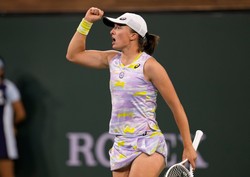 Świątek w finale Indian Wells! Wściekła Halep roztrzaskała rakietę