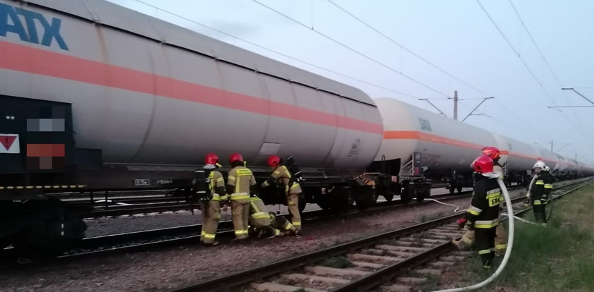 Gazowa bomba na torach coraz głośniej tyka. Strażacy powstrzymali wyciek gazu. "Jest zagrożenie"